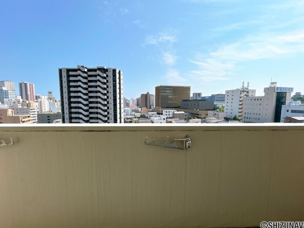 【眺望】8階ならではの開放的な眺望が魅力です。バルコニーからは、浜松市の街並みを一望でき、日々の暮らしに心地よい景色をお楽しみいただけます。