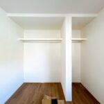 【リフォーム中/収納】（10/3撮影）押し入れ収納はオープン収納へとリフォームいたしました。収納内には枕棚とハンガーパイプを設置いたしました。