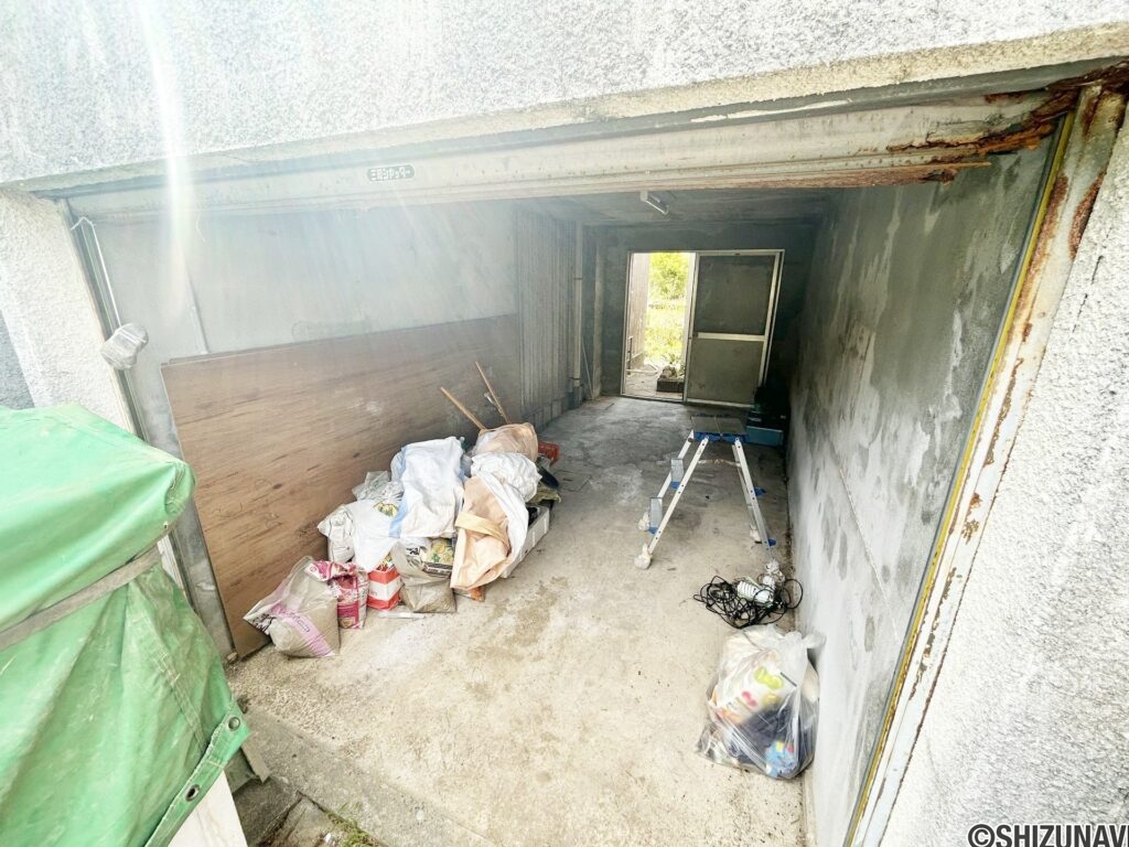 【リフォーム中/車庫】（7/11撮影）大切なお車を雨風から守る車庫付き住宅です。自転車やアウトドア用品の収納にも便利です。残置物撤去、クリーニングを行う予定です。