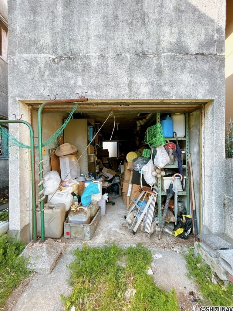 【車庫】残置物処分を行います。