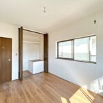 【リフォーム中/2階東側洋室6帖】（10/3撮影）フロアタイル上張り、クロス張替が完了いたしました。これから照明交換、クリーニングを行う予定です。二面に窓があり、風通し、日当たり共に良好です。