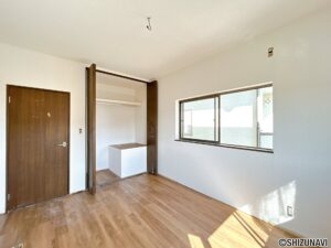 【リフォーム中/2階東側洋室6帖】（10/3撮影）フロアタイル上張り、クロス張替が完了いたしました。これから照明交換、クリーニングを行う予定です。二面に窓があり、風通し、日当たり共に良好です。