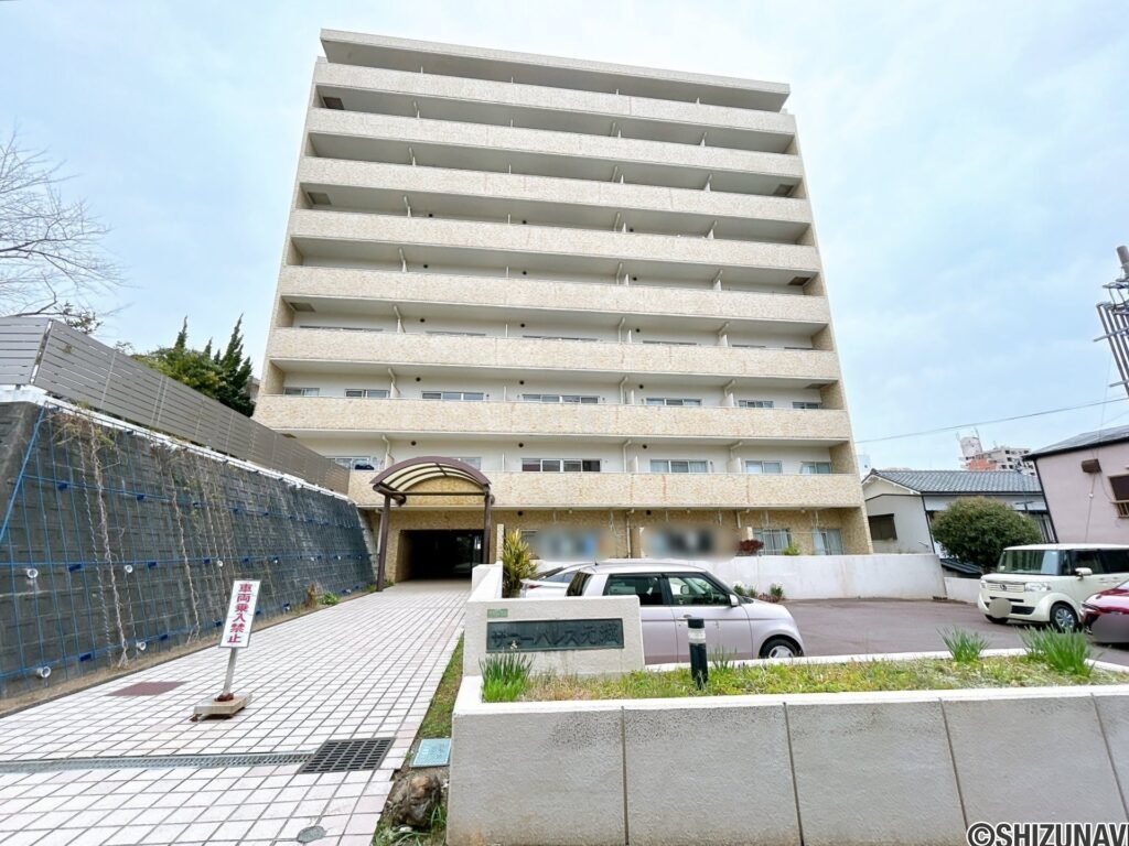 【外観】別角度　大切なペットと暮らせるマンションです。猫・小型犬の飼育が可能です。