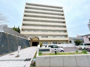 【外観】別角度　大切なペットと暮らせるマンションです。猫・小型犬の飼育が可能です。