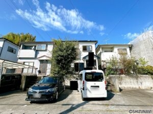 【リフォーム中/外観】（10/3撮影）外壁屋根塗装が完了いたしました。植栽剪定は工程の最後に行う予定です。綺麗な外観で気持ちよく新生活をスタートできるとともに、購入後のメンテナンス費用も抑えられます。