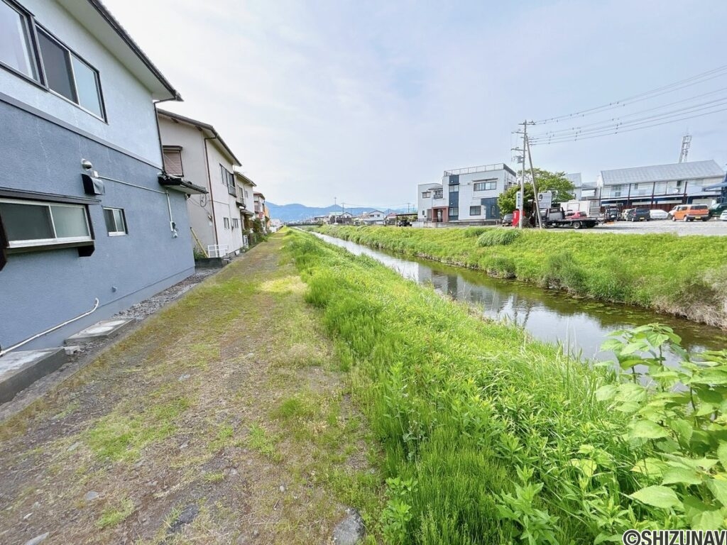 富士市宮島 裏には小川が流れています