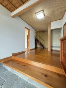 母屋　玄関内　別角度