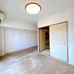 【リフォーム前／リビング】フローリングの上張り、クロスの張替え、照明交換を行います。明るく開放感のある、快適な住空間へとリフォームします。