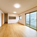 【リフォーム後/リビング】フロアタイルの上張り、壁・天井のクロス張替え、照明の交換を行います。内装と設備を一新し、毎日の暮らしをより快適に過ごせる空間へとリフォームを進めています。
