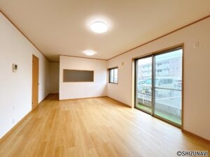 【リフォーム後/リビング】フロアタイルの上張り、壁・天井のクロス張替え、照明の交換を行います。内装と設備を一新し、毎日の暮らしをより快適に過ごせる空間へとリフォームを進めています。
