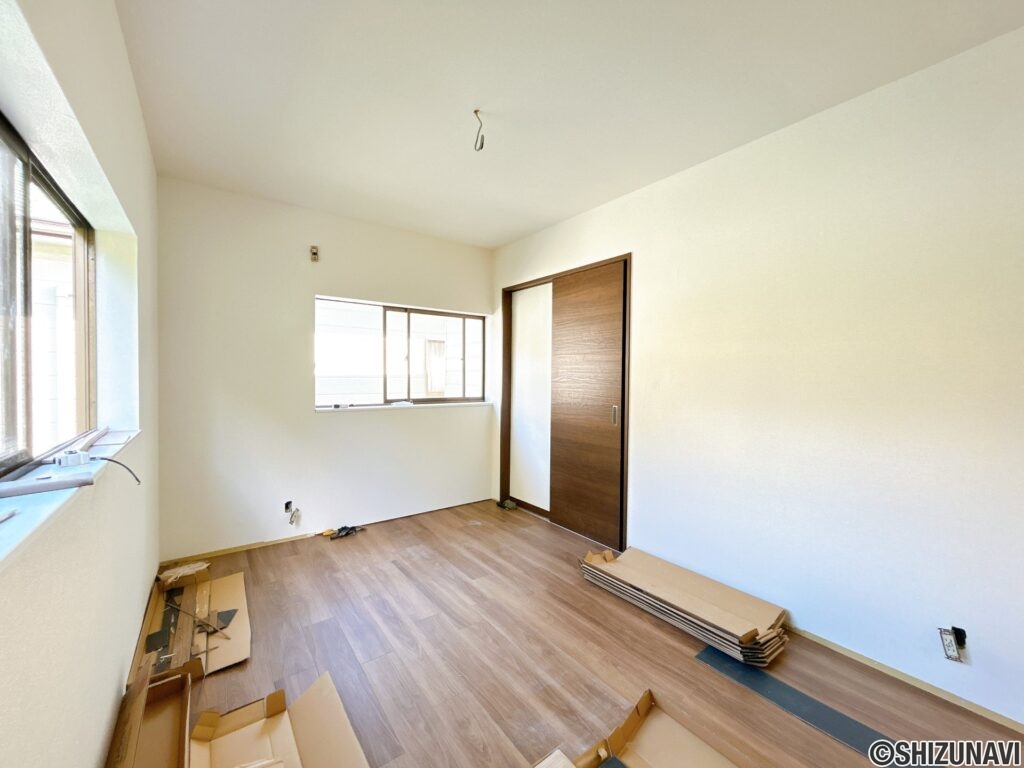 【リフォーム中/2階北側洋室6帖】（10/3撮影）和室から、洋室へと変更を行いました。現代のライフスタイルに合わせた使い勝手の良い空間へ生まれ変わる予定です。