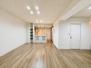 バルコニー側よりリビング側を撮影