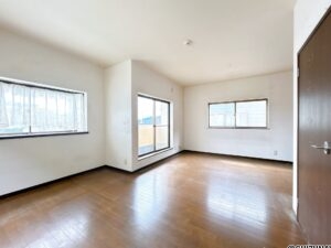 【リフォーム前/2階東側洋室6帖】フロアタイル上張り、クロス張替、照明交換を行います。二面に窓があり、風通し、日当たり共に良好です。