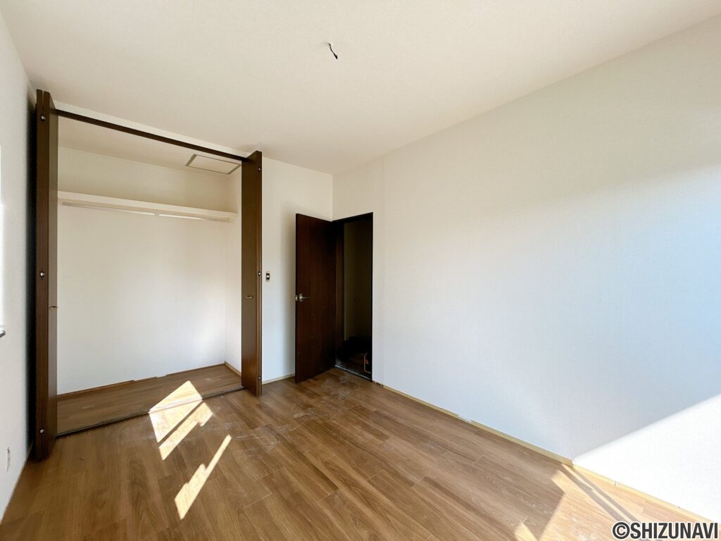 【リフォーム中/2階西側洋室6帖】（10/3撮影）フロアタイル上張り、クロス張替が完了いたしました。これから照明交換、クリーニングを行う予定です。
