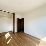 【リフォーム中/2階西側洋室6帖】（10/3撮影）フロアタイル上張り、クロス張替が完了いたしました。これから照明交換、クリーニングを行う予定です。