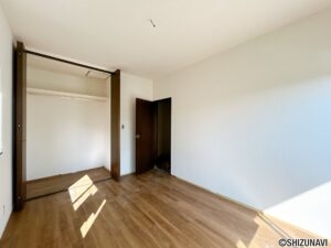 【リフォーム中/2階西側洋室6帖】（10/3撮影）フロアタイル上張り、クロス張替が完了いたしました。これから照明交換、クリーニングを行う予定です。