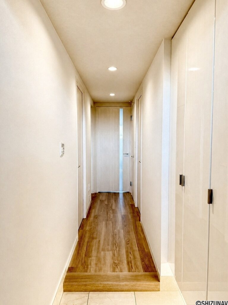 玄関より廊下を撮影