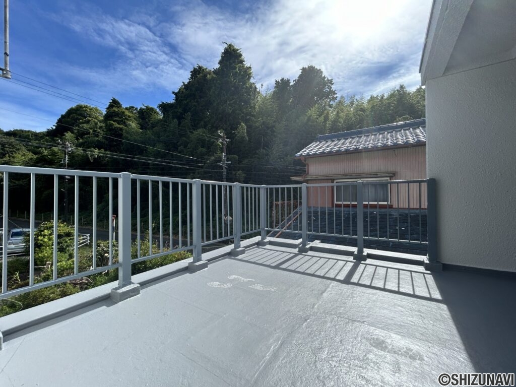 【リフォーム中/バルコニー】（8/17撮影）防水塗装を行いました。ガーデニングや家庭菜園も楽しめるゆとりあるバルコニーです。