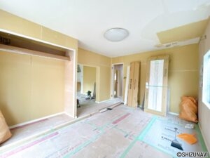 【リフォーム中/LDK】（9/27撮影）元々は10帖の洋室ですが、隣の和室と繋げて約17帖のLDKになる予定です。広々としたLDKで家族団らんを楽しんでいただけます。