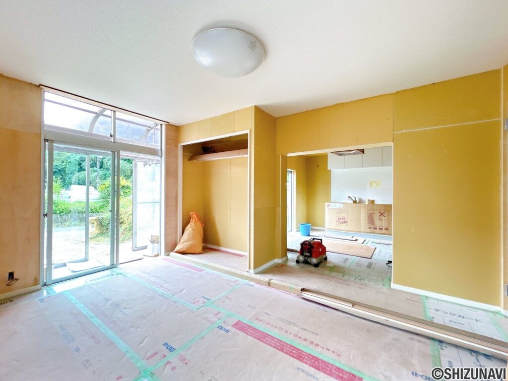 【リフォーム中/LDK別角度】（9/27撮影）フローリング重張、建具交換、クロス張替、照明交換を行います。リビング内には収納スペースもございます。