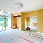 【リフォーム中/LDK別角度】（9/27撮影）フローリング重張、建具交換、クロス張替、照明交換を行います。リビング内には収納スペースもございます。