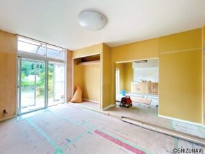 【リフォーム中/LDK別角度】（9/27撮影）フローリング重張、建具交換、クロス張替、照明交換を行います。リビング内には収納スペースもございます。