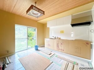 【リフォーム中/ダイニングキッチン】（9/27撮影）元々和室だったスペースはダイニングキッチンに変更する予定です。南側に面した明るいLDK空間となっております。