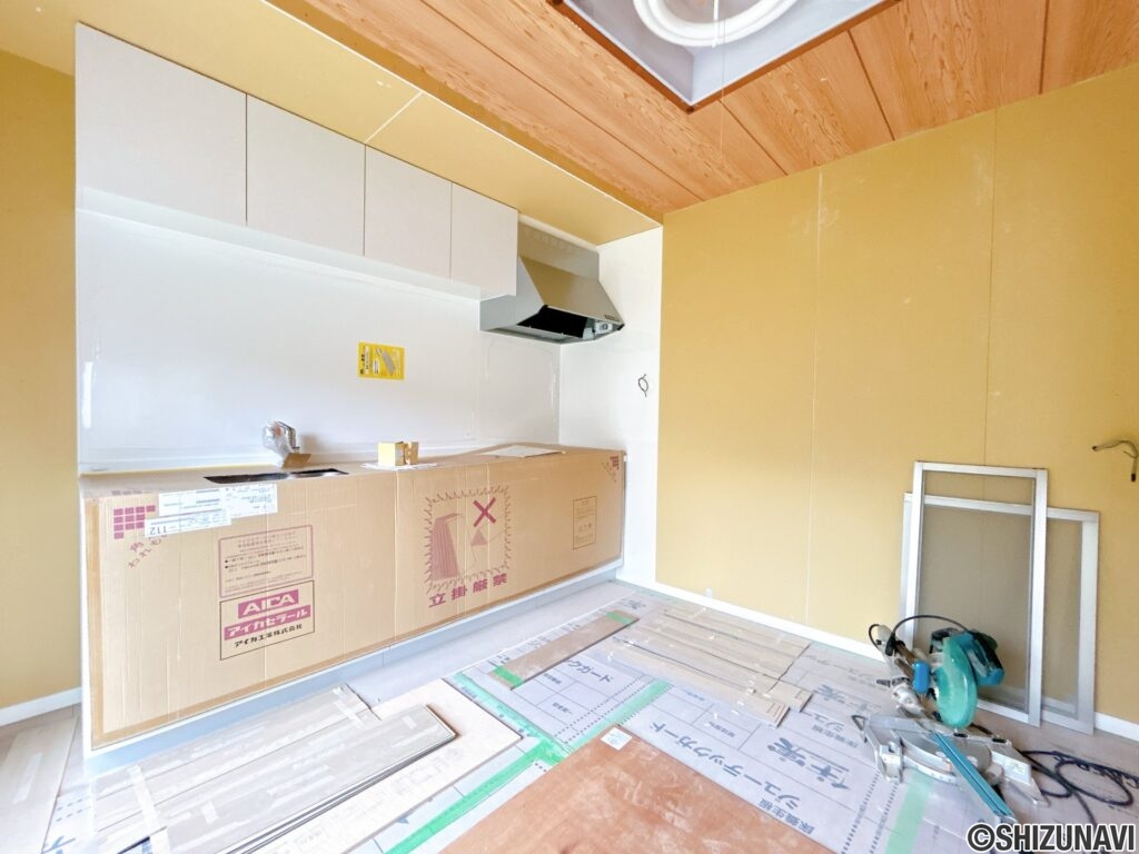 【リフォーム中/ダイニングキッチン】（9/27撮影）元々和室だったスペースはダイニングキッチンに変更する予定です。南側に面した明るいLDK空間となっております。