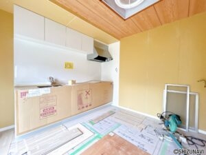 【リフォーム中/ダイニングキッチン】（9/27撮影）元々和室だったスペースはダイニングキッチンに変更する予定です。南側に面した明るいLDK空間となっております。