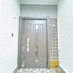 【リフォーム済/玄関外観】玄関扉は新品交換いたしました。お住まいの顔となる部分を一新し、清潔感のある印象に仕上げました。