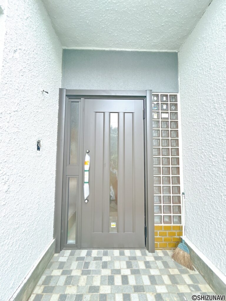 【リフォーム済/玄関外観】玄関扉は新品交換いたしました。お住まいの顔となる部分を一新し、清潔感のある印象に仕上げました。