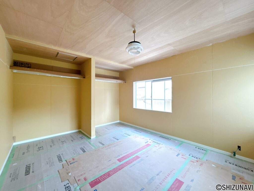 【リフォーム中/2階8帖北東側洋室】（9/27撮影）約8帖のお部屋です。元々は和室ですが、洋室へとリフォームいたします。フローリング張り、クロス張替、照明交換を行います。