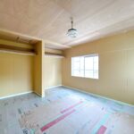 【リフォーム中/2階8帖北東側洋室】（9/27撮影）約8帖のお部屋です。元々は和室ですが、洋室へとリフォームいたします。フローリング張り、クロス張替、照明交換を行います。