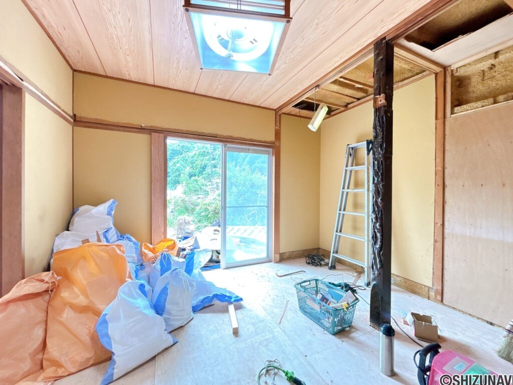 【リフォーム中/ダイニングキッチン】（6/29撮影）元々和室だったスペースはダイニングキッチンに変更する予定です。南側に面した明るいLDK空間となっております。
