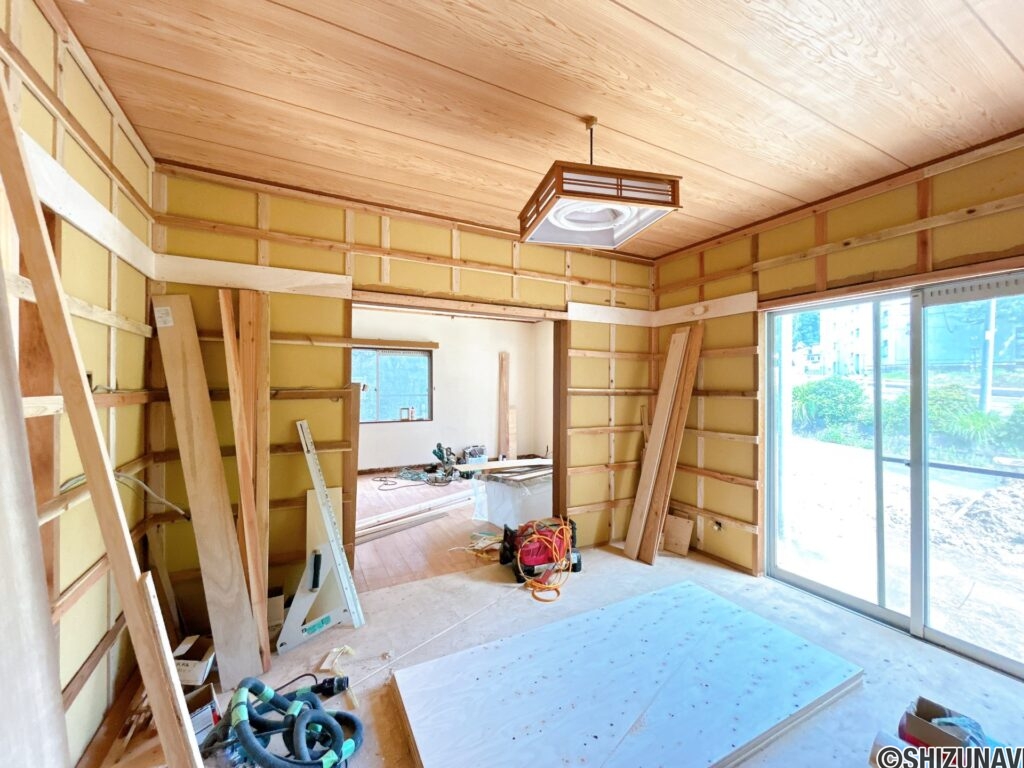 【リフォーム中/ダイニングキッチン】（7/11撮影）元々和室だったスペースはダイニングキッチンに変更する予定です。南側に面した明るいLDK空間となっております。