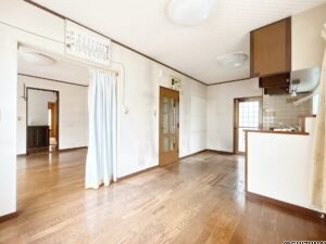 【リフォーム前／キッチン】キッチン背面は冷蔵庫やカップボードを置くスペースがございます。