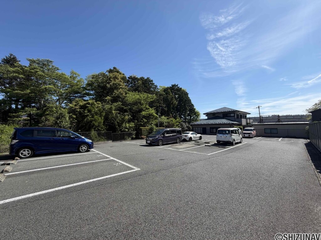 駐車場は平置きで便利です。