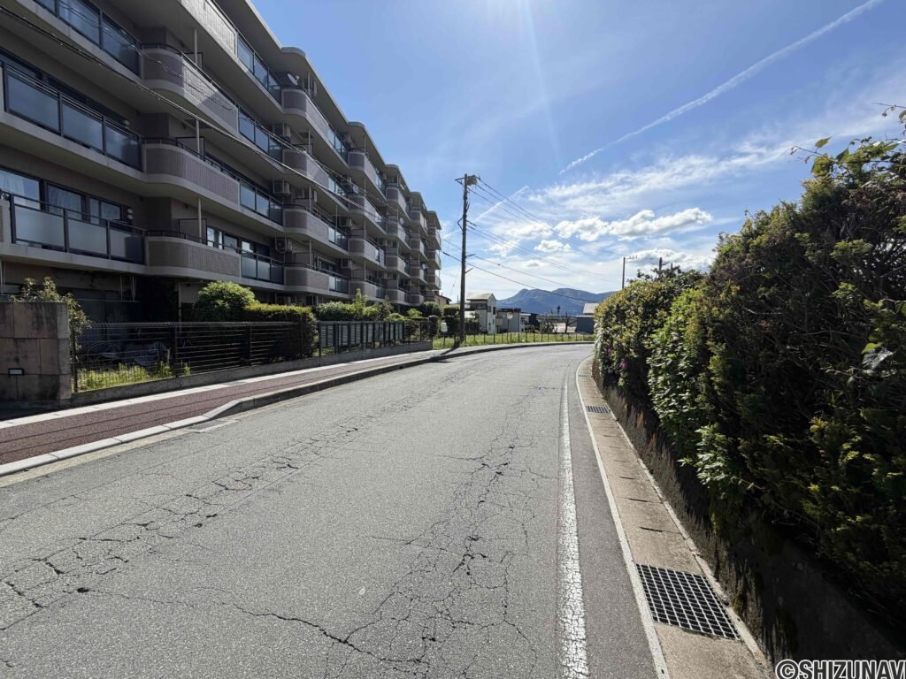 前面道路は歩道もございます。