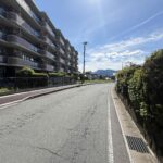 前面道路は歩道もございます。