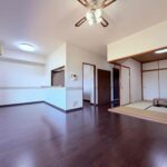 ゆったりLDKは１６帖、日当たりの良い寛ぎ空間です。