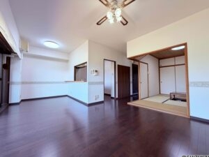 ゆったりLDKは１６帖、日当たりの良い寛ぎ空間です。