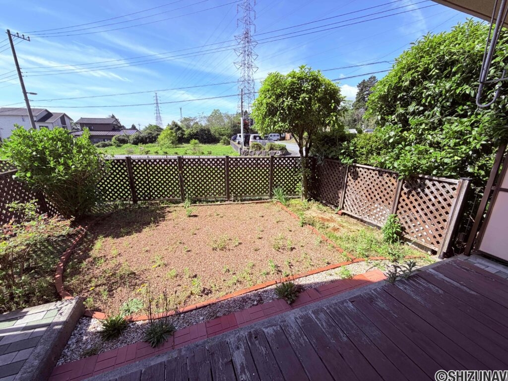 日当たりの良い専用庭。戸建て感覚を味わえます。