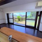キッチンからお庭の自然を感じられます。