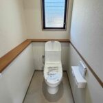 トイレも新品交換。窓があり明るい室内です。