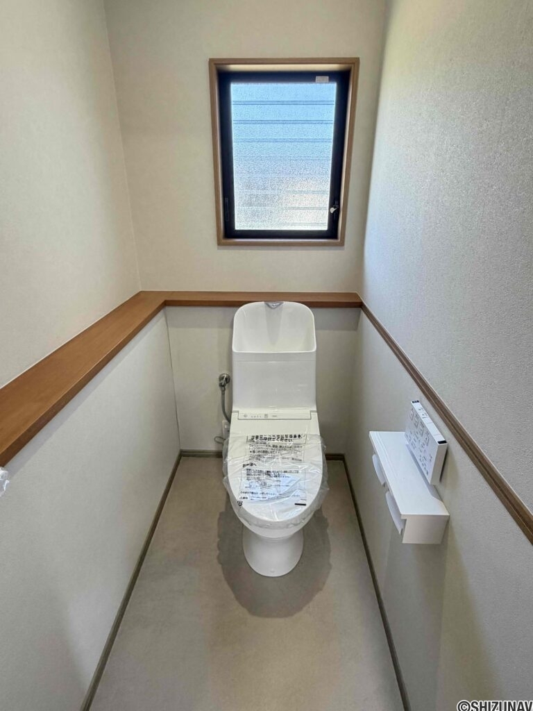 トイレも新品交換。窓があり明るい室内です。