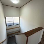 階段室も明り取りの窓があります。