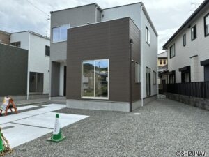 駐車場は、車種によっては四台駐車可能