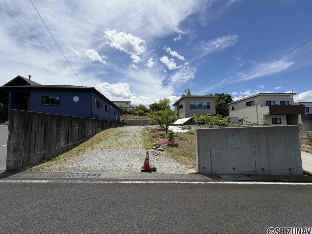敷地はゆとりの約１００坪。人気の平屋住宅をご計画ください。
