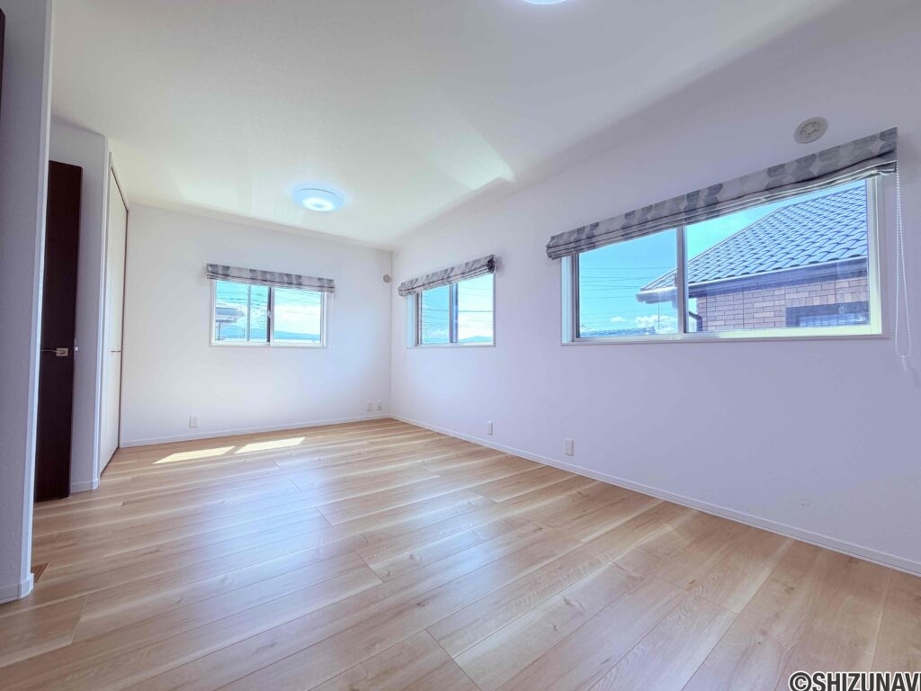 洋室11.3帖。お子様の成長に合わせて二部屋へ間仕切りできます。