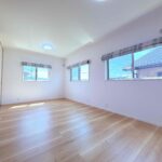 洋室11.3帖。お子様の成長に合わせて二部屋へ間仕切りできます。